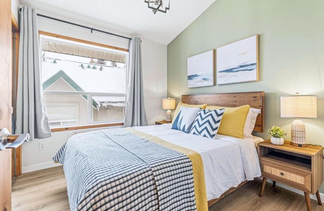 Scenic 2BR Haven with MTN Views Near DT Banff
