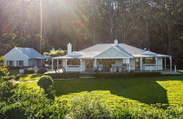 Scenic 4-Bed Hilltop Getaway with Stunning Views