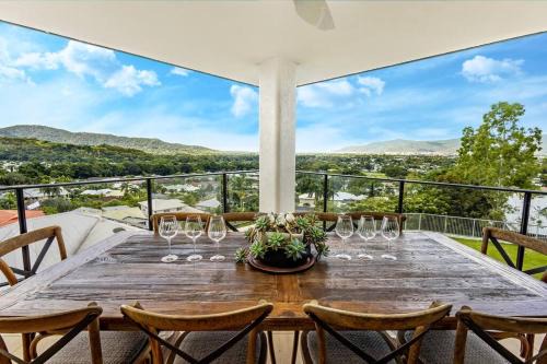 Scenic 5BR Retreat, Sea, City & Mountain Views