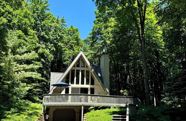 Scenic A-frame close to Harbor Springs, Petoskey, golf, beaches and more!