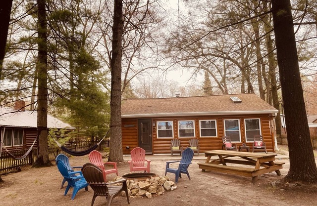Scenic Cabin by the Lake