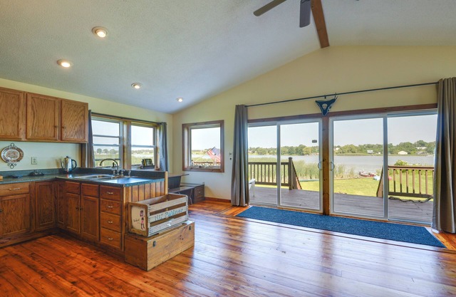 Scenic Cape Vincent Retreat: Walk to Marina!