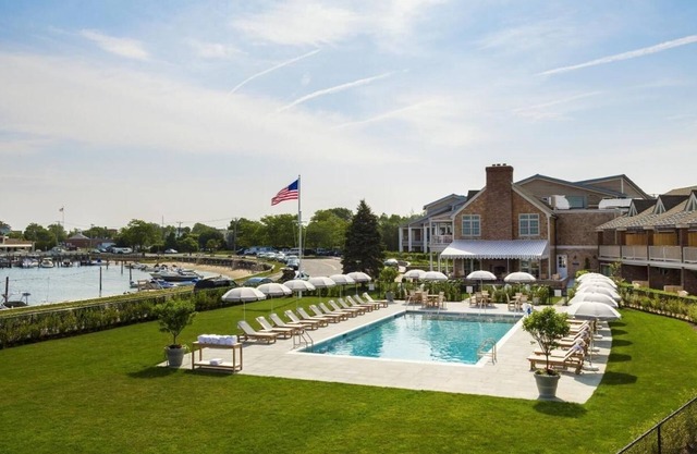 Scenic Escape l Relaxing Suite w/ Harbor Glimpses, Beach Shuttle to East End