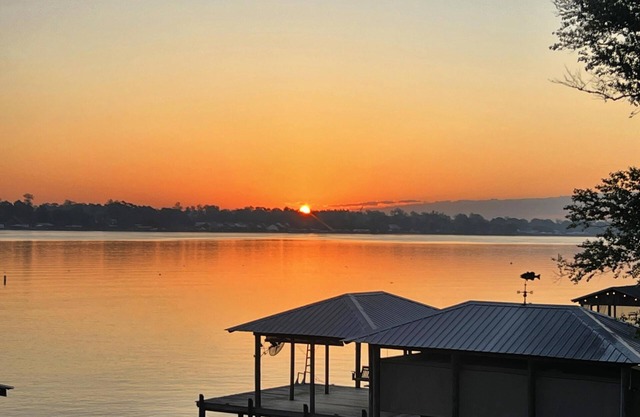 Scenic False River, a pie de bar / parrilla local, a 35 minutos de LSU