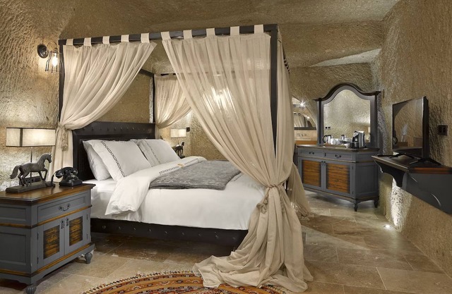 Scenic Garden Cave Suite with Lush Surroundings | Free Parking w/ Outdoor Pool