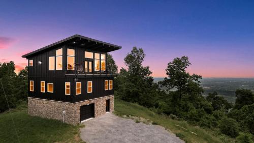 Scenic Getaway Cabin w/Fire Pit, Deck & Panoramic Views in Martinsburg, WV