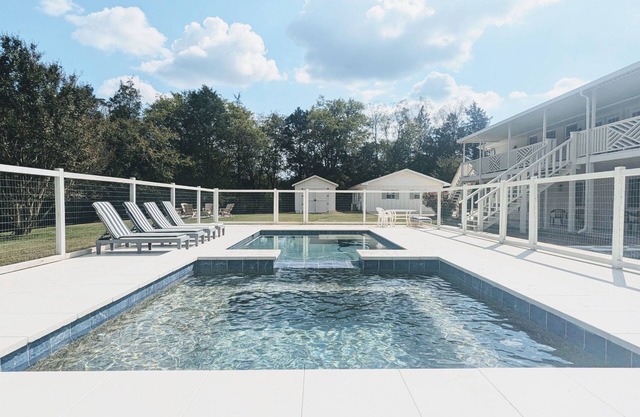 Scenic Getaway with Huge Spa, Pool, Fire Pit, 2 Kitchens - 15m to Chattanooga!