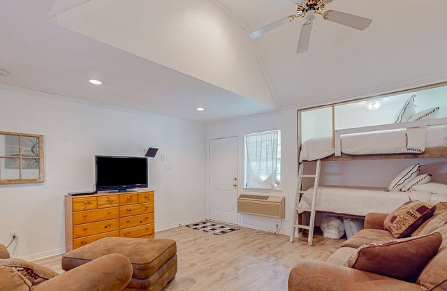 Scenic guest home with private hot tub, nature trails, basketball court, & W/D