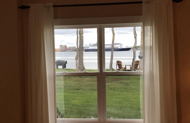Estancia escénica frente al mar con vistas al puerto y la ciudad de Charlottetown.