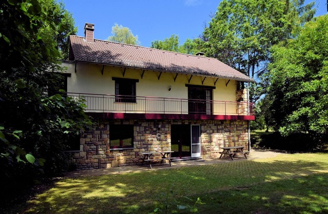 Casa pintoresca cerca del bosque