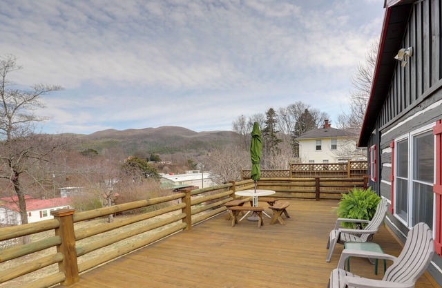 Scenic Hot Springs Retreat Near Appalachian Trail!