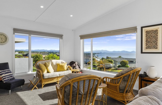 Scenic Lake Views - Taupo Holiday Home