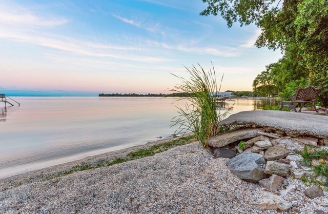 Scenic Lake Winnebago, Hot Tub, Tiki Bar, camp fire, fishing, and more!