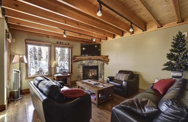 Scenic Lodge ~ Ski-In Out ~ Hot Tub ~ Free EV Charging