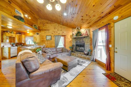Scenic Oklahoma Studio Cabin on 80 Acres with Views!