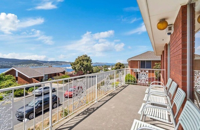 Large Family Home close to CBD, Sleeps 10