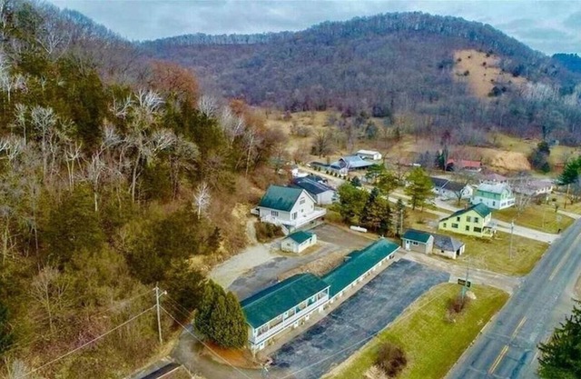 Scenic Valley Motel - 1 Queen
