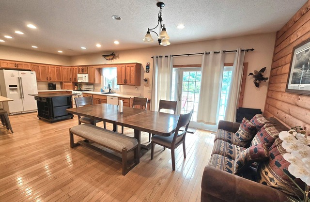 Scenic View Lodge- w/ hot tub & POOL