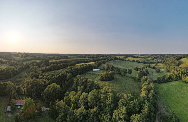 Scenic Views Near Marshall, Farm Stay, Private Patio, BBQ, with WiFi, AC