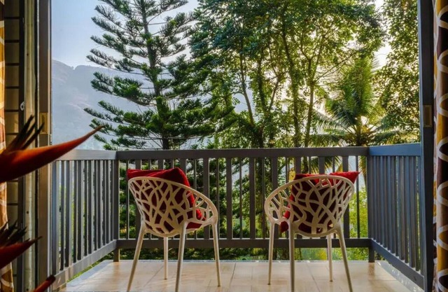 Sceva's Garden Home - King Bed and Mountain View!