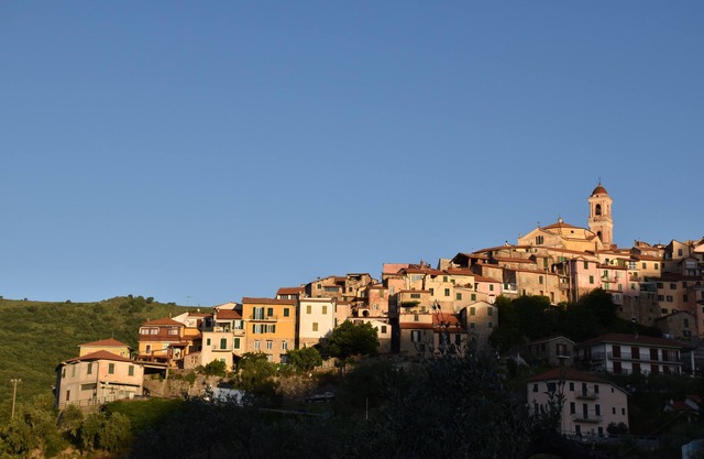 Schöne Fewo in Ligurischem Bergdorf, 10 Km vom Meer. Terrasse, Herrlicher Blick