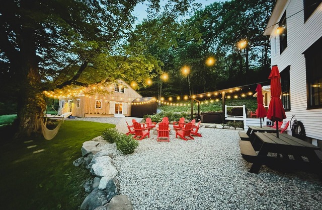 Schoolhouse*Hot Tub*Game Room*Minutes to Lakes*King Beds*Firepit