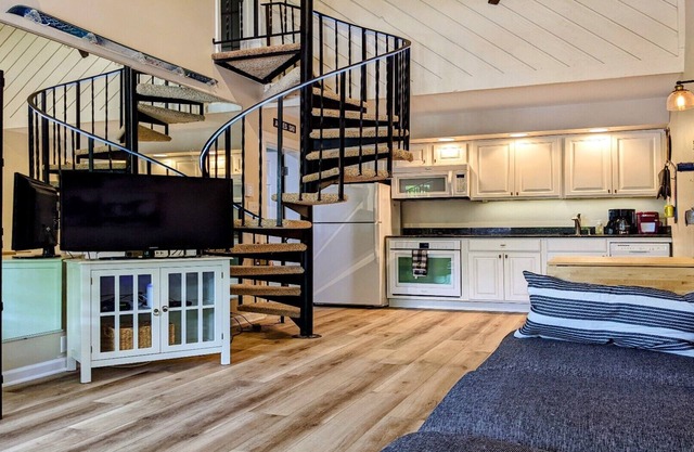 Schuss Mountain! Sleeps 8, golf course, WiFi, walk to pool, steps to yellow lift