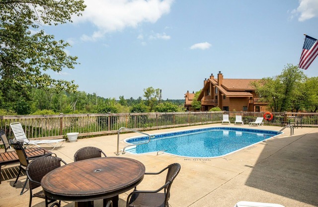 Schuss walk to slopes, close to LAKES, sleeps 6, KING bed. golf, mountain view!