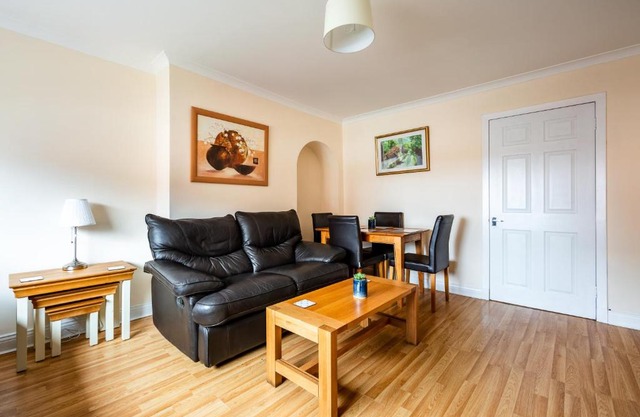 Scotia House -3 bed house in Larkhall with private driveway
