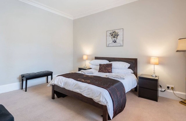Scotston Villa - 5 bedroom house with large private back garden & hot tub
