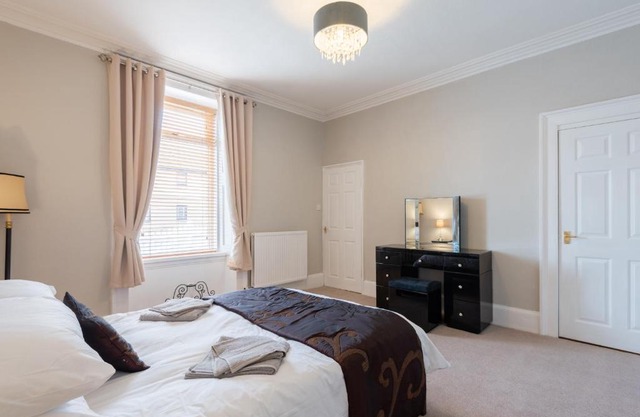 Scotston Villa - 5 bedroom house with hot tub