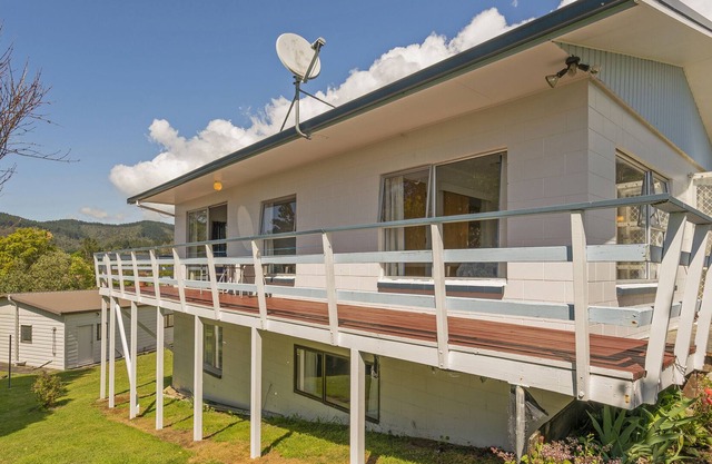 SCOTTS BASE - WHIRITOA BEACH HOLIDAY HOME in Whiritoa Beach
