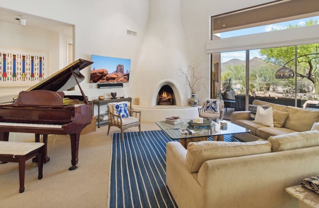 Scottsdale Home w/Private Pool,Patio, Fireplace & Jet tub to enjoy some AZ relax