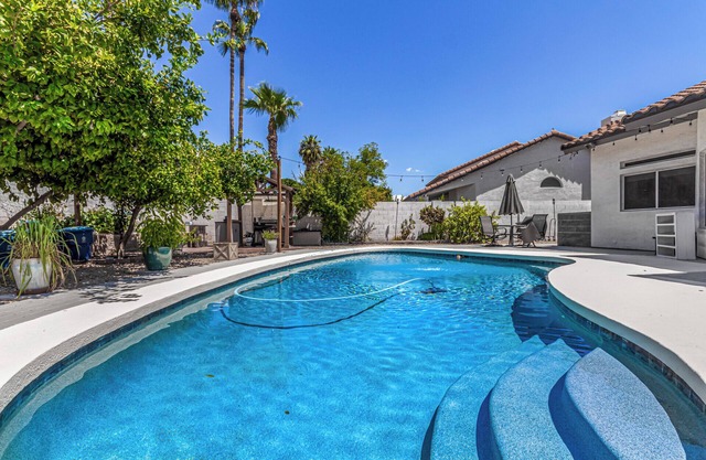 Scottsdale Retreat 4 BR/ 3 BA # Pool #Lovely Backyard # Wifi # AC #