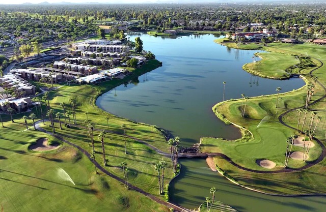 Villa de 12 habitaciones con campo de golf privado y vista al lago