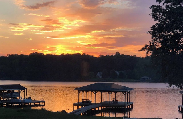 Screened Deck & Dock: Waterfront Lake Anna Home!