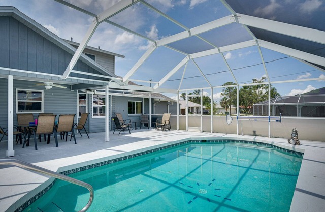 Screened-In Lanai + Yard: Port Charlotte Retreat