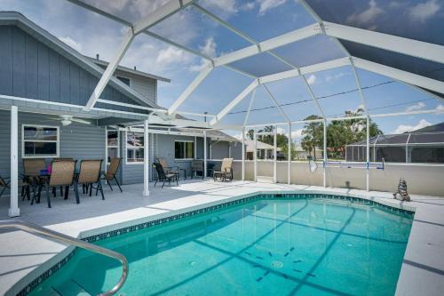 Screened-In Lanai and Yard Port Charlotte Retreat
