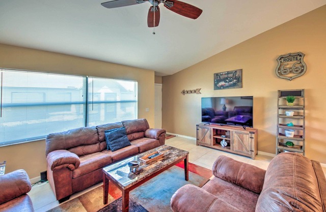 Screened Porch + Pool Access: Cozy Sebring Condo