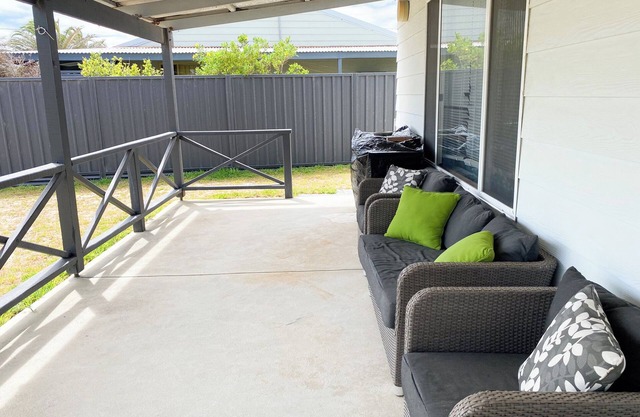Sea Breeze-A cosy 4×1 holiday home, just 300m from Lancelin Back Beach!