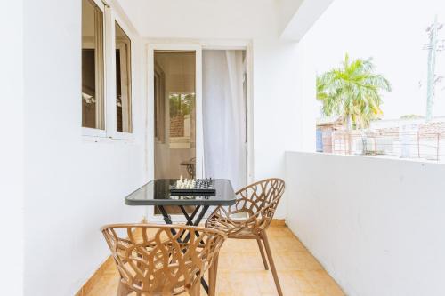 Sea Breeze Apartment with 3BRs-Pool Walk to Beach, Gen Set