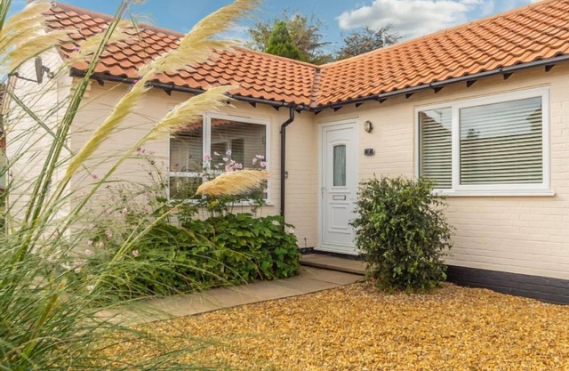 Este súper bungalow ofrece alojamiento moderno con un jardín completamente cerrado.