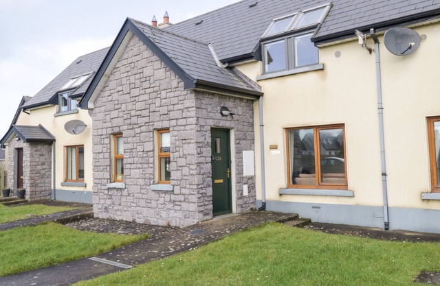 SEA BREEZE HOLIDAY HOME, family friendly in Enniscrone, County Sligo