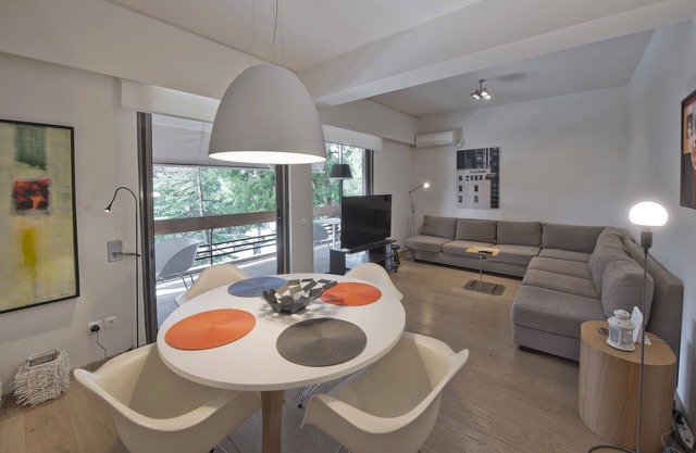Sea Breeze Spacious Apt near Vouliagmeni Beach