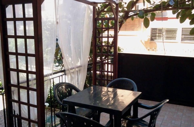 Brezza Marina Apartamento nuevo cerca del mar con jardín y plaza de aparcamiento.