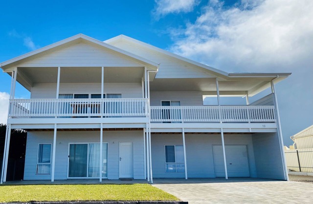 Sea Escape - Sea Views! Short walk to Tavern! Off Peak Special available!