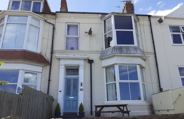 SEA FRONT APARTMENT, pet friendly, country holiday cottage in Hornsea