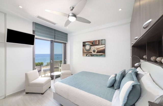Condominio frente al mar en villa contemporánea de lujo con piscina infinita y hermosas vistas