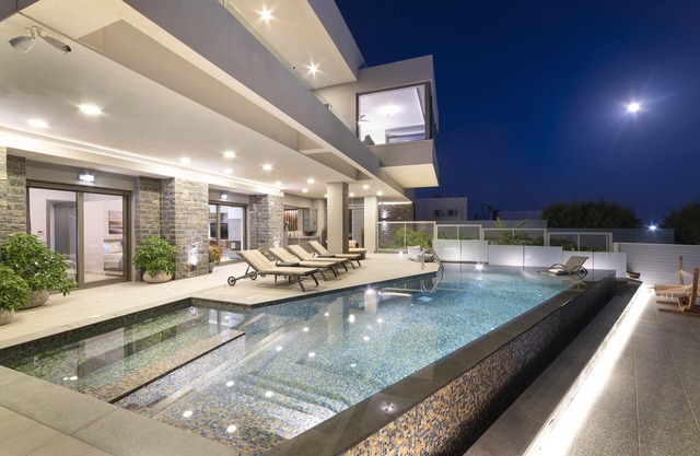 Villa de 10 dormitorios frente al mar con piscina infinita y spa en el sureste de Creta