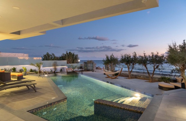 Suite frente al mar en villa contemporánea de lujo con piscina infinita y hermosas vistas